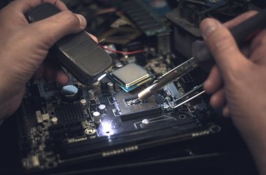 Bilgisayar işlemci (Cpu). İşlemci soketi ile anakart üzerinde çalışmak.