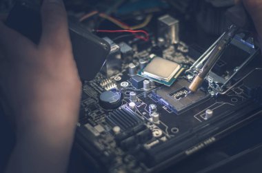CPU (bilgisayar işlemci). Teknisyen anakart ile çalışır.