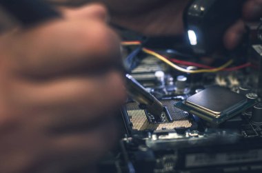 Bilgisayar işlemcisi. Teknisyen Cpu anakart gelen kaldırır..