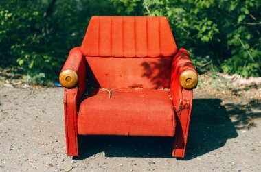 Sandalye. Sokak eski yaşlı kırmızı sandalye.