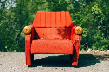 Sandalye. Sokak eski yaşlı kırmızı sandalye.