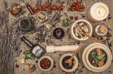 Bitkisel Tıp kavramı. Alternatif Tıp. Vahşi rowan berry ve elma berry, lavanta çiçekleri ve diğer şifalı otlar esans çuval bezi çul arka plan üzerinde kuru.