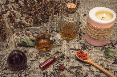Bitkisel Tıp kavramı. Alternatif Tıp. Şifalı otlar kuru ve vahşi esans çuval bezi çul arka plan üzerinde berry.