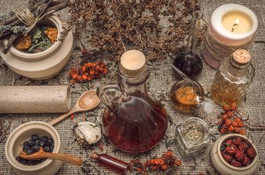 Bitkisel Tıp kavramı. Alternatif Tıp. Şifalı otlar ve vahşi berry esans ve çuval bezi çul zemin üzerine şifa diğer malzemeler Kuru.