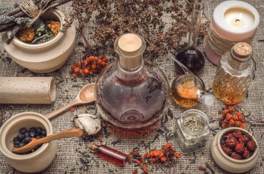 Bitkisel Tıp kavramı. Alternatif Tıp. Şifalı otlar ve vahşi berry esans ve çuval bezi çul zemin üzerine şifa diğer malzemeler Kuru.