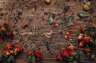 Dağınık otlar ve kuru çiçek bitkisel ilaç kavramı arka plan üzerinde kahverengi ahşap masa bırakır.