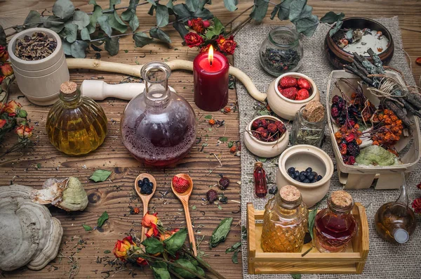 代替の漢方薬のコンセプトです 別の野生の果実と茶色の木製テーブルの表面に他の有機成分 — ストック写真