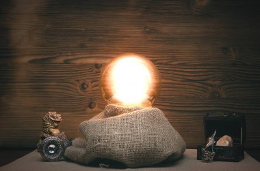 Kristal top fortune teller masasında. Gelecekteki okuma kavramı. Ruh çağırma seansı. Paranormal sihirli tablo.
