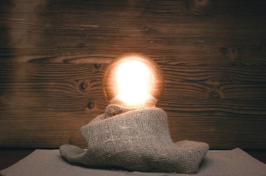 Kristal top fortune teller masasında. Gelecekteki okuma kavramı. Ruh çağırma seansı. Paranormal sihirli tablo.