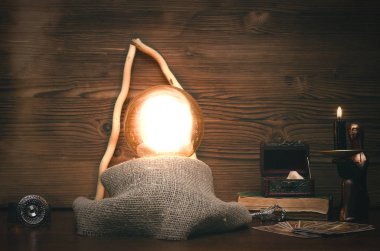 Kristal top ve tarot kartları fortune teller masasında. Gelecekteki okuma kavramı. Paranormal sihirli tablo.