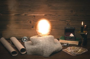 Kristal top ve tarot kartları fortune teller masasında. Gelecekteki okuma kavramı. Paranormal sihirli tablo.