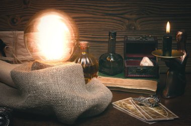 Kristal top ve tarot kartları fortune teller masasında. Gelecekteki okuma kavramı. Paranormal sihirli tablo.