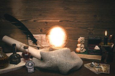 Kristal top ve tarot kartları fortune teller masasında. Gelecekteki okuma kavramı. Paranormal sihirli tablo.