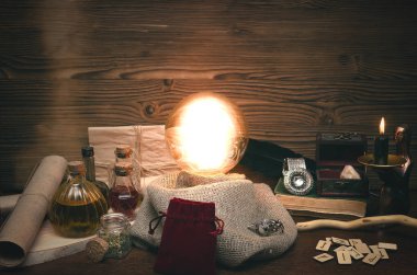 Kristal top ve tarot kartları fortune teller masasında. Gelecekteki okuma kavramı. Paranormal sihirli tablo.