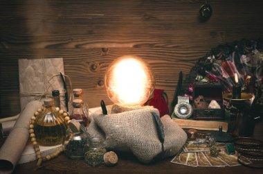Kristal top ve tarot kartları fortune teller masasında. Gelecekteki okuma kavramı. Paranormal sihirli tablo.