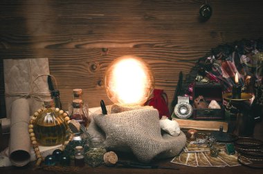 Kristal top ve tarot kartları fortune teller masasında. Gelecekteki okuma kavramı. Paranormal sihirli tablo.