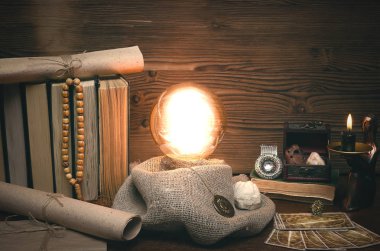 Kristal top ve tarot kartları fortune teller masasında. Gelecekteki okuma kavramı. Paranormal sihirli tablo.