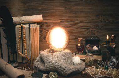 Kristal top ve tarot kartları fortune teller masasında. Gelecekteki okuma kavramı. Paranormal sihirli tablo.