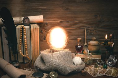 Kristal top ve tarot kartları fortune teller masasında. Gelecekteki okuma kavramı. Paranormal sihirli tablo.
