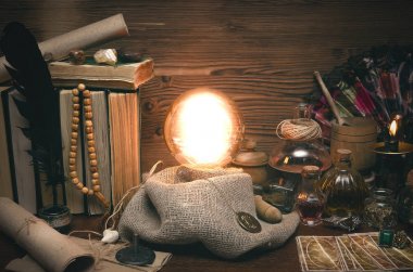 Kristal top ve tarot kartları fortune teller masasında. Gelecekteki okuma kavramı. Paranormal sihirli tablo.