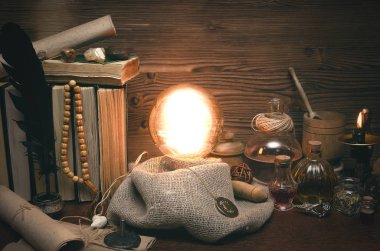 Kristal top ve tarot kartları fortune teller masasında. Gelecekteki okuma kavramı. Paranormal sihirli tablo.