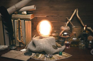 Kristal top ve tarot kartları fortune teller masasında. Gelecekteki okuma kavramı. Paranormal sihirli tablo.
