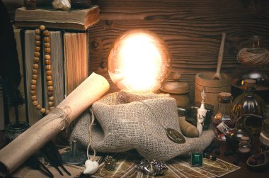 Kristal top ve tarot kartları fortune teller masasında. Gelecekteki okuma kavramı. Paranormal sihirli tablo.