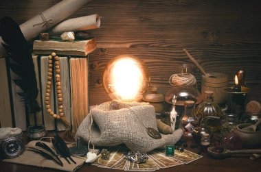 Kristal top ve tarot kartları fortune teller masasında. Gelecekteki okuma kavramı. Paranormal sihirli tablo.