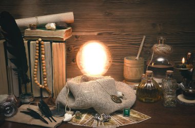 Kristal top ve tarot kartları fortune teller masasında. Gelecekteki okuma kavramı. Paranormal sihirli tablo.