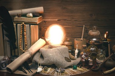 Kristal top ve tarot kartları fortune teller masasında. Gelecekteki okuma kavramı. Paranormal sihirli tablo.
