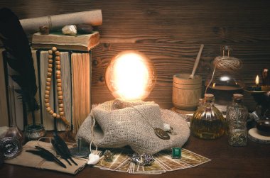 Kristal top ve tarot kartları fortune teller masasında. Gelecekteki okuma kavramı. Paranormal sihirli tablo.