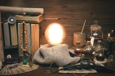 Kristal top ve tarot kartları fortune teller masasında. Gelecekteki okuma kavramı. Paranormal sihirli tablo.