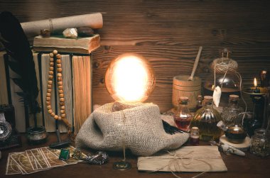 Kristal top ve tarot kartları fortune teller masasında. Gelecekteki okuma kavramı. Paranormal sihirli tablo.