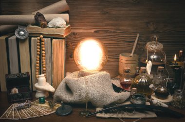 Kristal top ve tarot kartları fortune teller masasında. Gelecekteki okuma kavramı. Paranormal sihirli tablo.