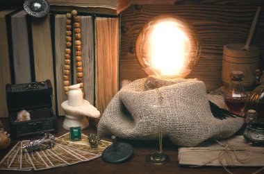 Kristal top ve tarot kartları fortune teller masasında. Gelecekteki okuma kavramı. Paranormal sihirli tablo.