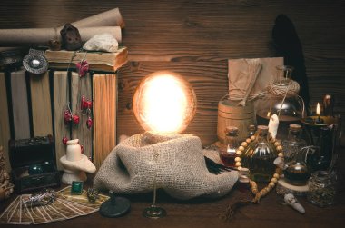 Kristal top ve tarot kartları fortune teller masasında. Gelecekteki okuma kavramı. Paranormal sihirli tablo.