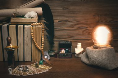 Kristal top ve tarot kartları fortune teller masasında. Gelecekteki okuma kavramı. Paranormal sihirli tablo.