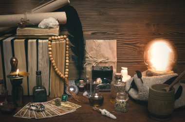 Kristal top ve tarot kartları fortune teller masasında. Gelecekteki okuma kavramı. Paranormal sihirli tablo.