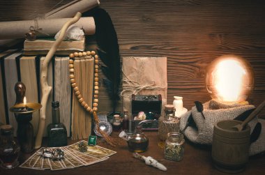 Kristal top ve tarot kartları fortune teller masasında. Gelecekteki okuma kavramı. Paranormal sihirli tablo.