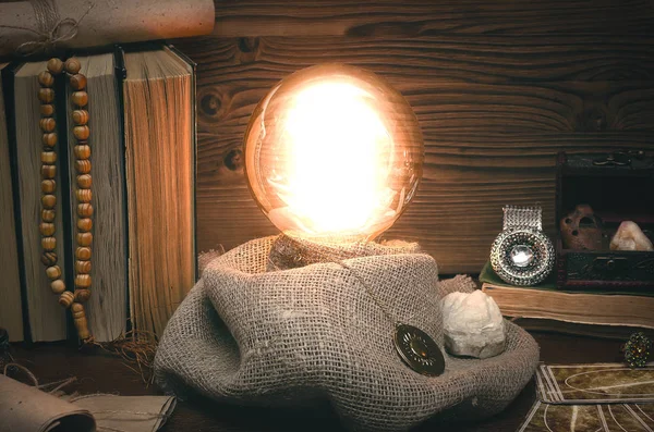 Kristal top ve tarot kartları fortune teller masasında. Gelecekteki okuma kavramı. Paranormal sihirli tablo.