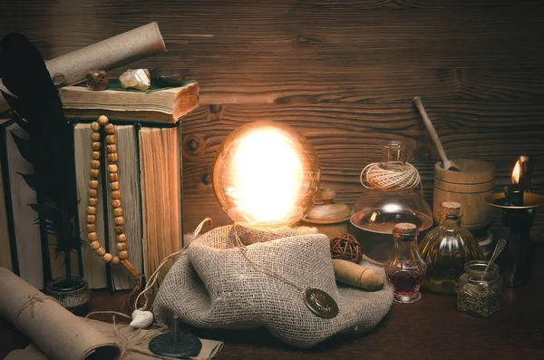 Kristal top ve tarot kartları fortune teller masasında. Gelecekteki okuma kavramı. Paranormal sihirli tablo.