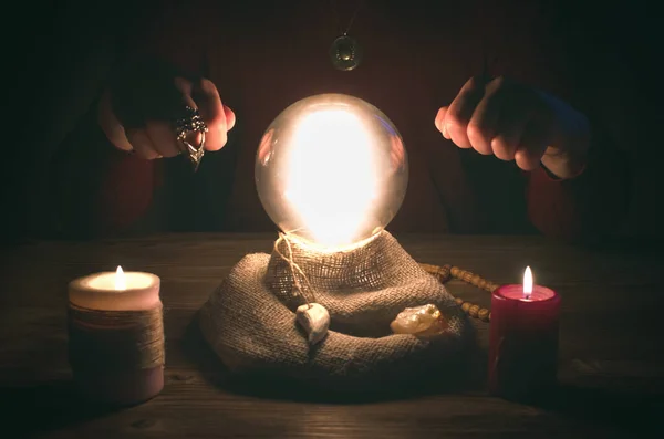 Kristallen Bal Waarzegster Handen Waarzeggingsconcept Spirituele Seance Toekomstige Lezing — Stockfoto