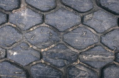 Eski otomobil lastiği doku arka plan basmak. Otomobil lastiği koruyucusu yıpranmış. Kullanılan tekerlekler yakın çekim.