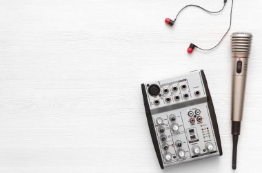 Ses kayıt stüdyosu Resepsiyon tablo. Karaoke kadar sahte. Şarkı sözleri. Mikrofon, ses karıştırıcı ve Beyaz ahşap masa arka plan kopya alanı ile kulaklıklar.