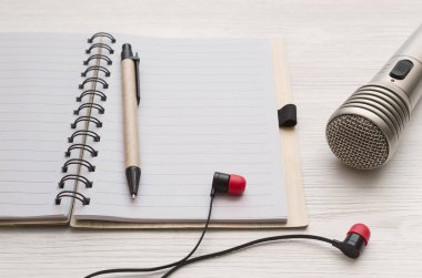 Ses kayıt stüdyosu Resepsiyon tablo. Karaoke kadar sahte. Mikrofon, kulaklık ve boş sayfa Not Defteri ile kopya alanı için beyaz masa arka plan üzerinde şarkı sözleri.