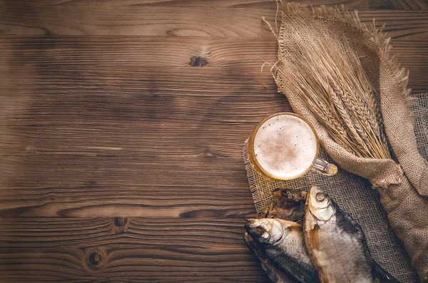 Schuim Van Bier Een Mok Gedroogde Vis Stokvis Rogge Oren — Stockfoto