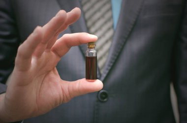 Mavi hap esans erkek elinde. Steroid veya ilaç tanıtımı. Tüm hastalıkları kavramı için ilaç. Farmakolojik veya ilaç iş.