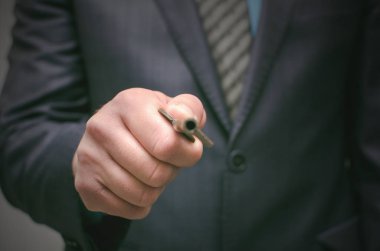 Başarı kavramı anahtarıdır. İşadamı holding eski bir paslı anahtar eller ve açılır kapı, önden görünüm. Açıklama bilgileri şifre çözme anahtarı. Erişim yasak malzemeleri için.