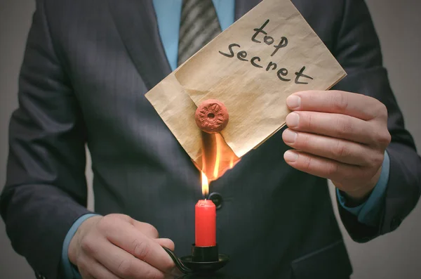 Top Titkos Üzenet Koncepció Egy Üzletember Titkos Dokumentumokat Égett Tűz — Stock Fotó