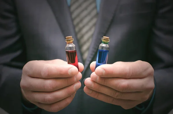 Blauwe Rode Pil Essentiële Vloeistof Business Man Handen Kiezen Van — Stockfoto